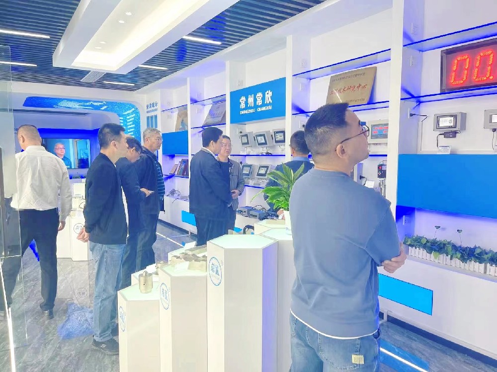 熱烈祝賀中國(guó)重型機(jī)械工業(yè)協(xié)會(huì)橋式起重機(jī)專業(yè)委員會(huì)九屆八次理 事會(huì)暨十屆一次會(huì)員大會(huì)在江蘇省常州市召開(kāi)順利召開(kāi)并圓滿結(jié)束！